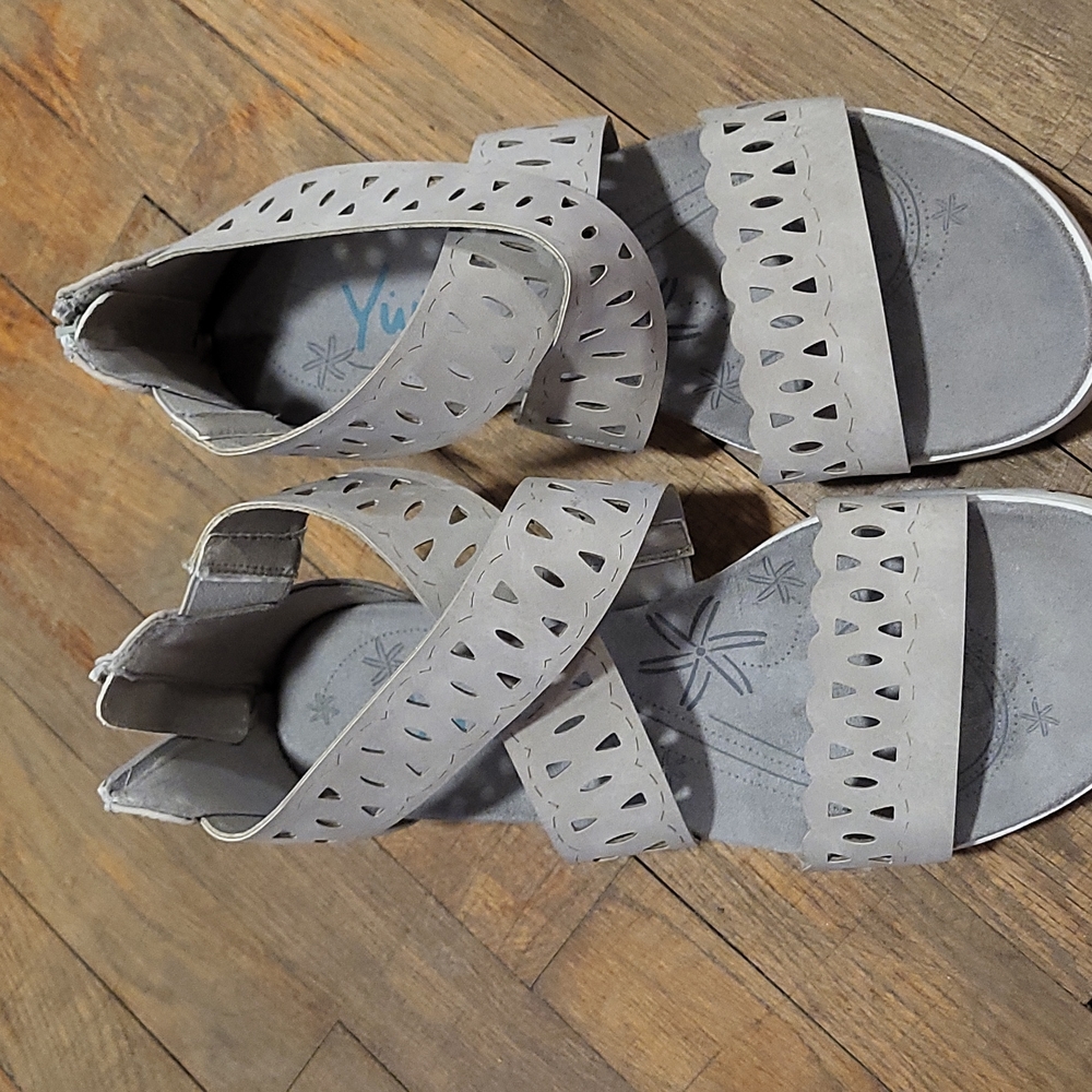 Gray sandal - Picture 2 of 2